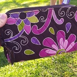 A wallet with a place for your cash, credit cards